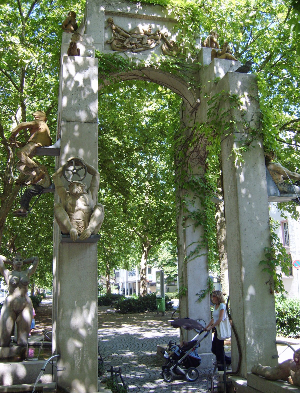 Triumphbogen / Laubebrunnen