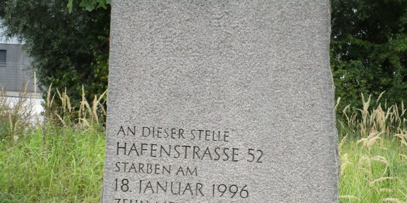 Stein zum Gedenken an die Opfer des Lübecker Brandanschlags