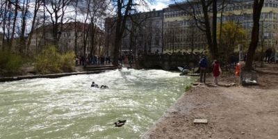 Eisbach surfer wave