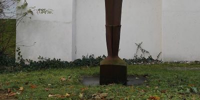 Große tektonische Stele
