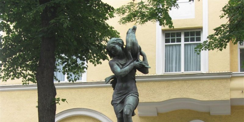 Mädchen mit Seehund