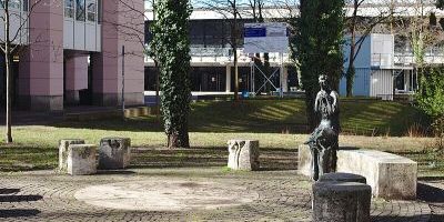 PAN ( kleine Statue und Sitzkreis )