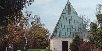 Urnenhalle am Teich