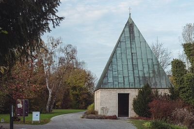 Urnenhalle am Teich