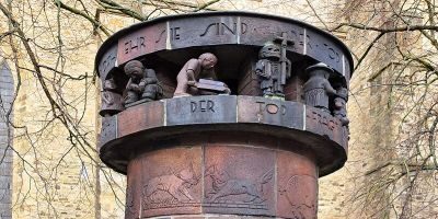 Ehemalige Abluftsäule der Toilettenanlage