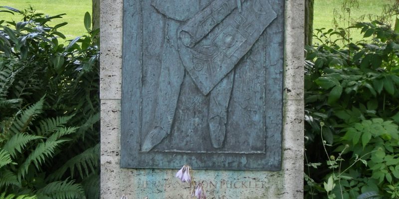 Pückler-Gedenk-Stele