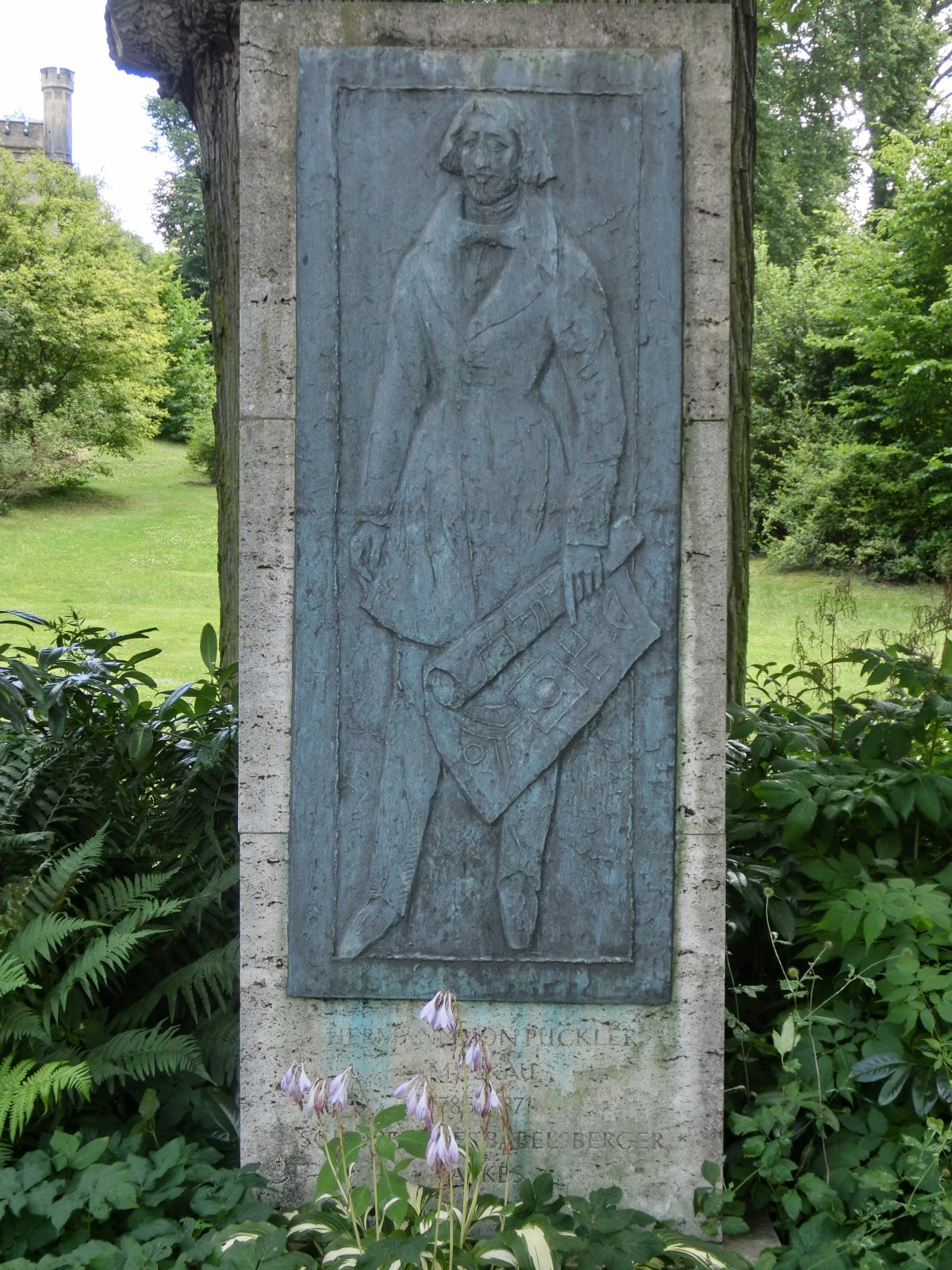 Pückler-Gedenk-Stele