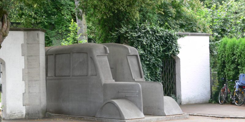 Grauer Bus