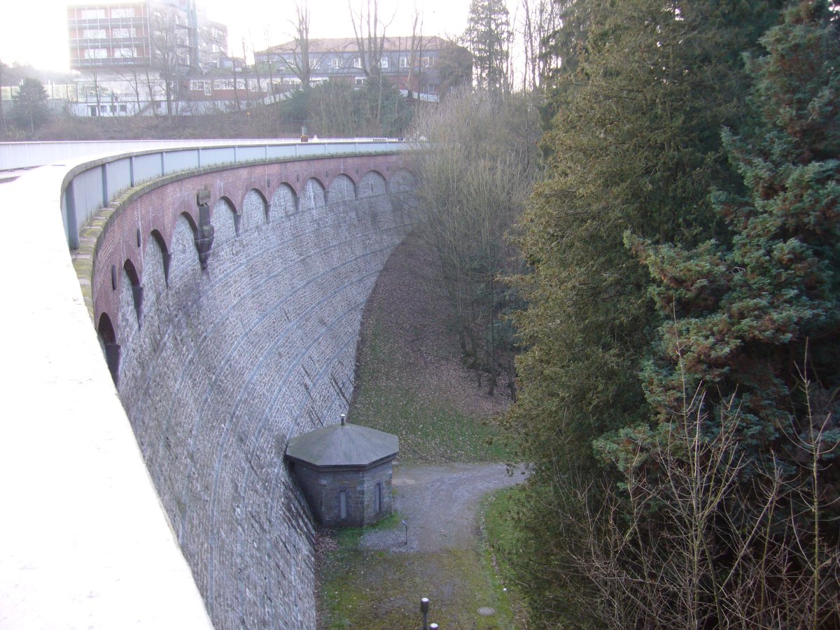 Mauer der Eschbachtalsperre