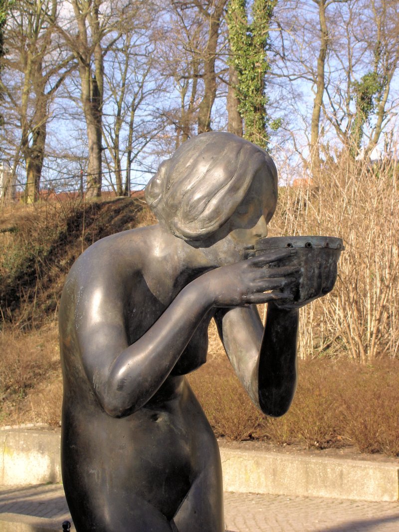 Die Trinkende