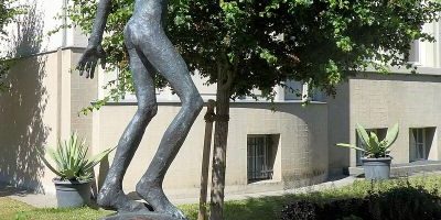 Junge auf Stahlring