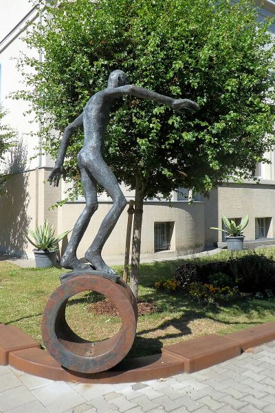 Junge auf Stahlring