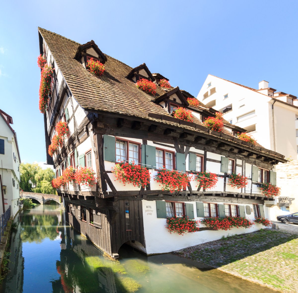 Schiefes Haus
