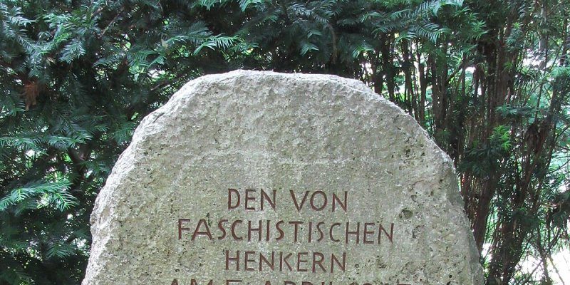 Gedenkstein für die am 05.04.1945 im Webicht ermordeten Häftlinge