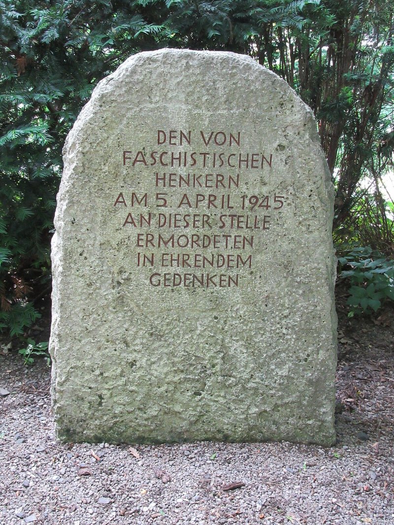 Gedenkstein für die am 05.04.1945 im Webicht ermordeten Häftlinge