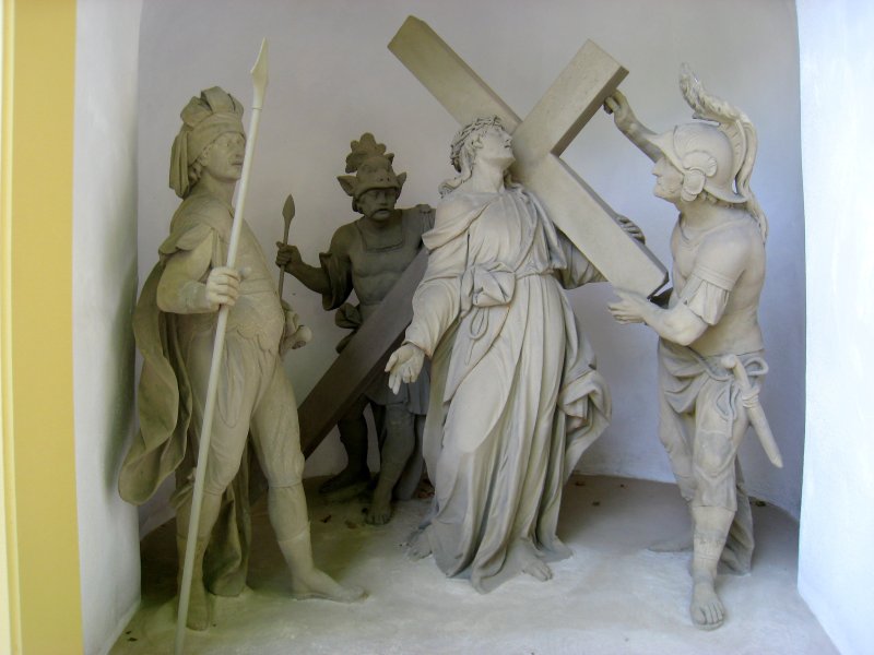 Jesus nimmt das schwere Kreuz auf seine Schulter
