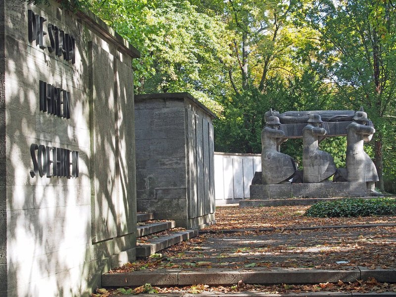 Kriegerdenkmal (West)