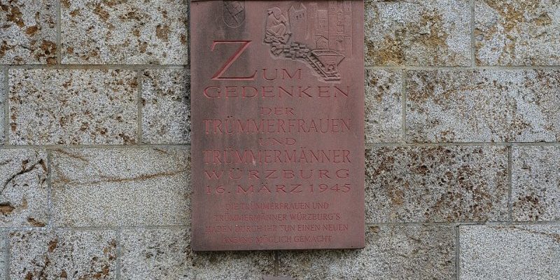 Trümmerräumungs-Denkmal: Gedenktafel