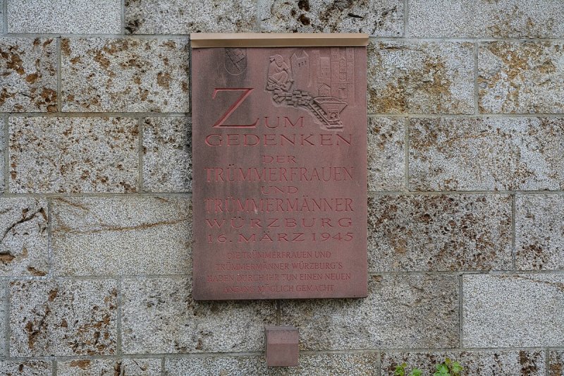 Trümmerräumungs-Denkmal: Gedenktafel